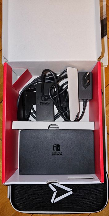 Vând Nintendo Switch OLED ca nou cu accesorii