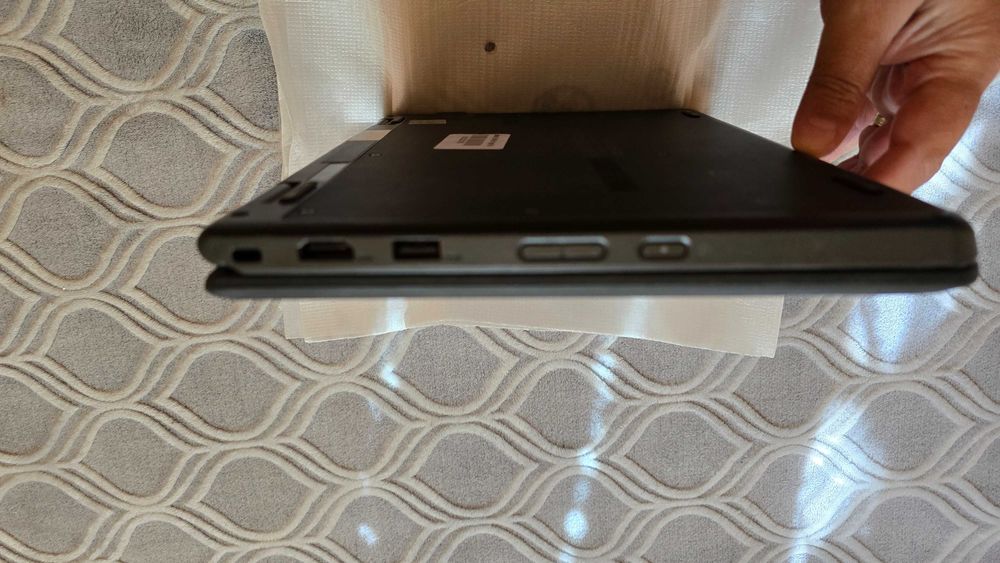 Vand Lenovo yoga 11e 2in1 si tableta nr serie-L3O4KBF3 stare ff buna