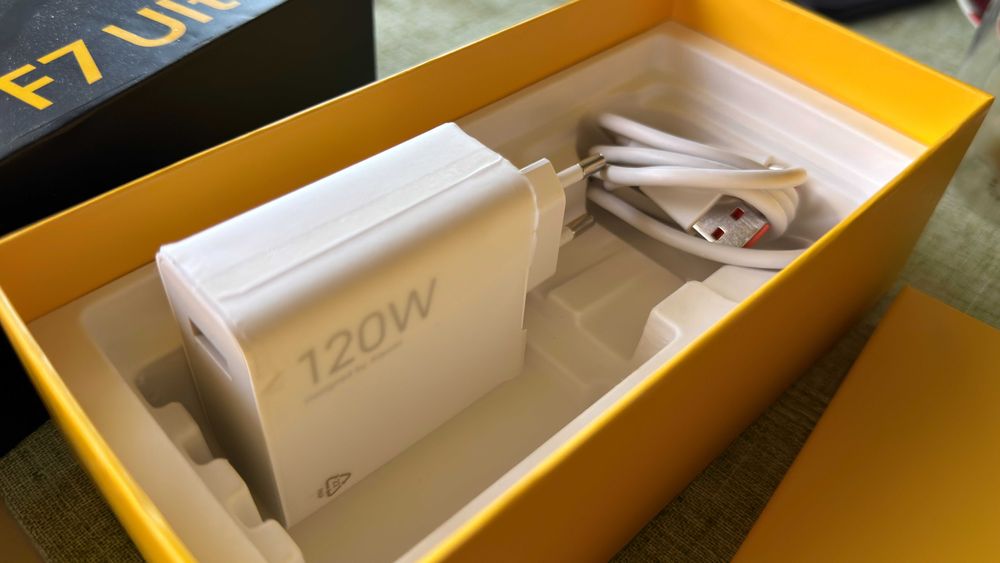 Vând POCO F7 Ultra stare impecabilă, în cutie cu încărcător 120W