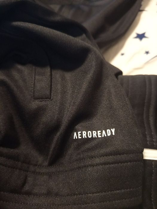 Bluze Adidas noi cu etichetă.