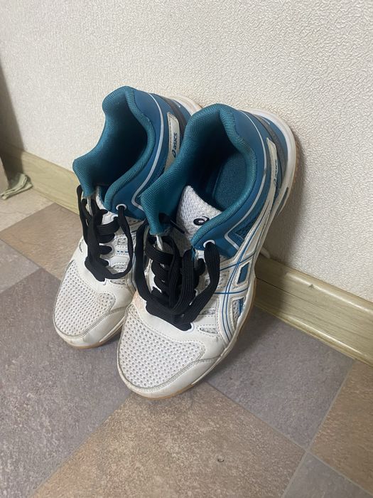 кроссовкий asics 40 размер исползовано всего неделя