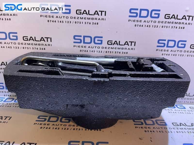 Trusa Suport Spuma Cric Coarba Cheie Roti Cui Carlig Infiletant Remorcare VW Golf 5 Break Combi 2004 - 2008 Cod 1J0012115AF