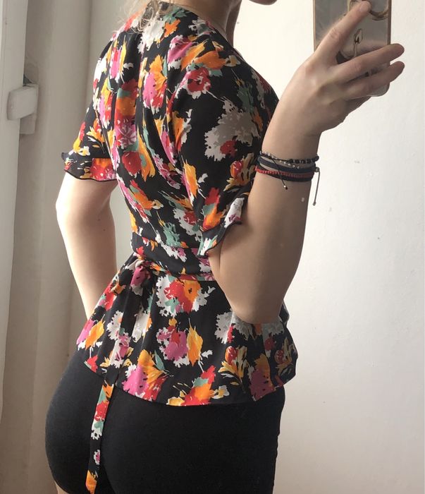 Bluză Zara cu imprimeu floral , decolteu in V , s