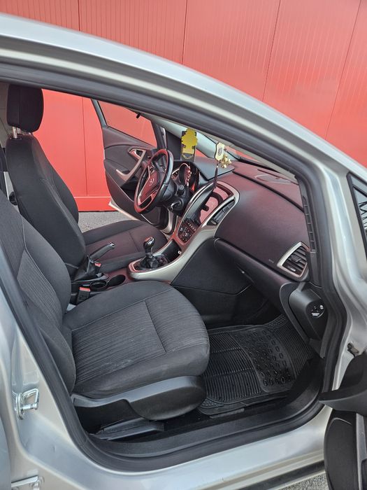 Vând OPEL ASTRA J 2012