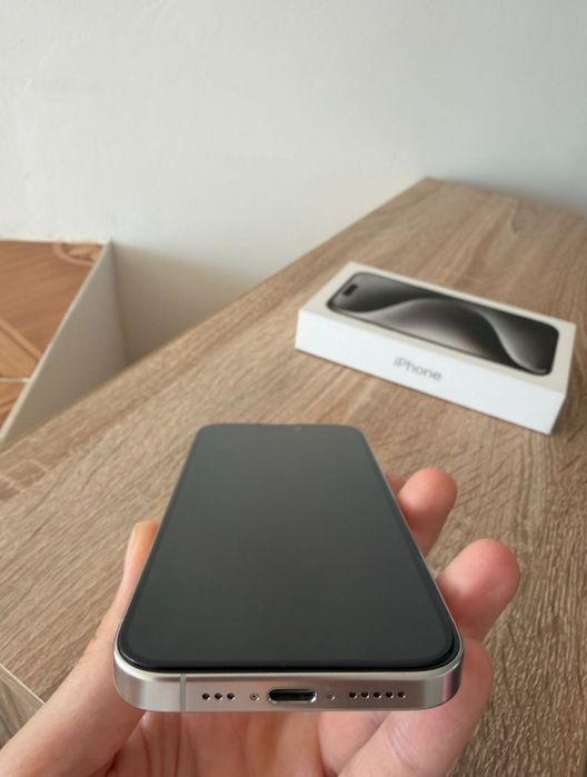 Vând iPhone 15 pro impecabil