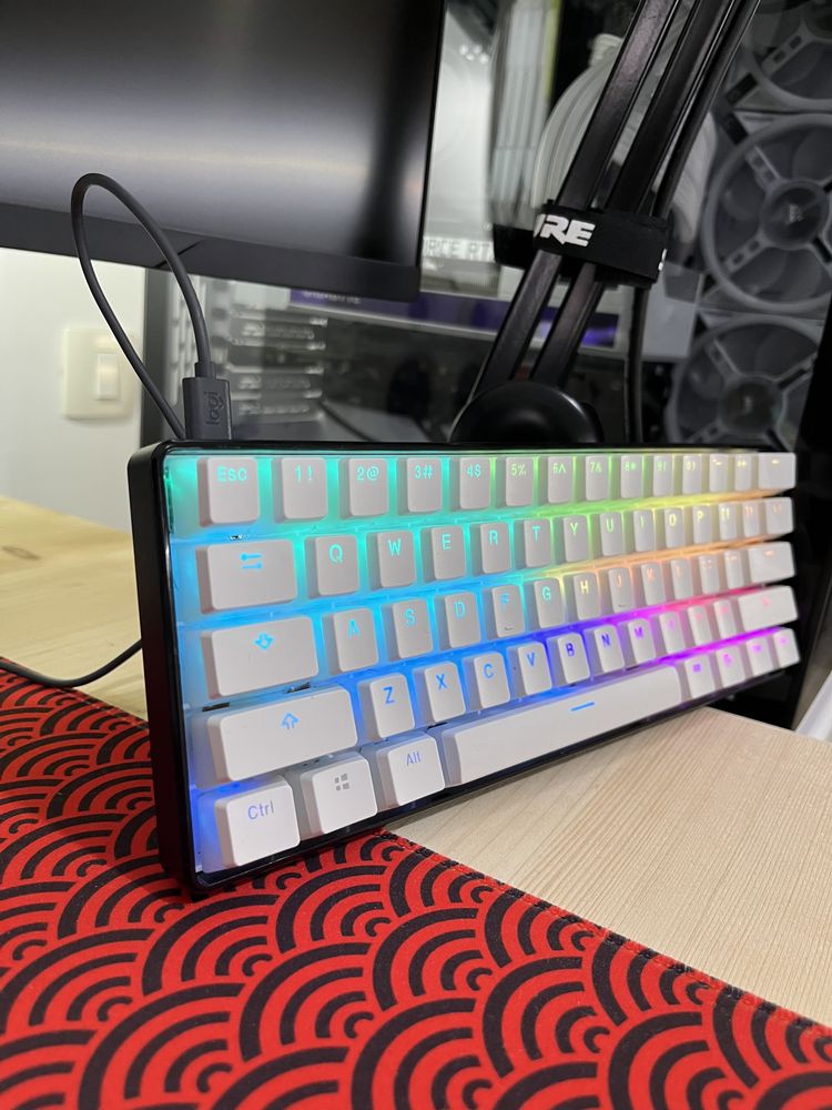 Vand tastatura mecaninca hot swap rgb 60% bluetooth kailh box jade