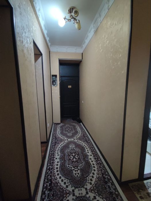 2х комнатная с мебелью и техникой в центре Чирчика