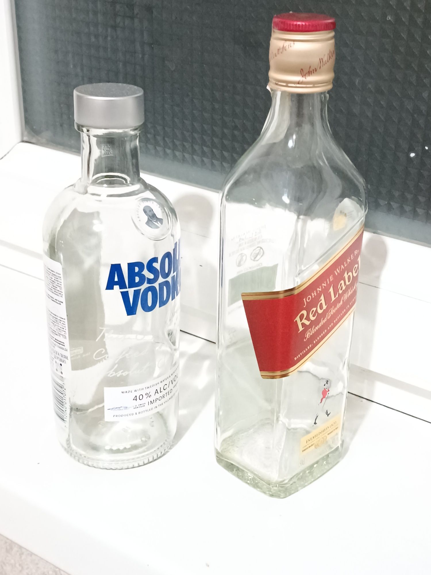 Стеклянная бутылка из под алкоголя, пустая