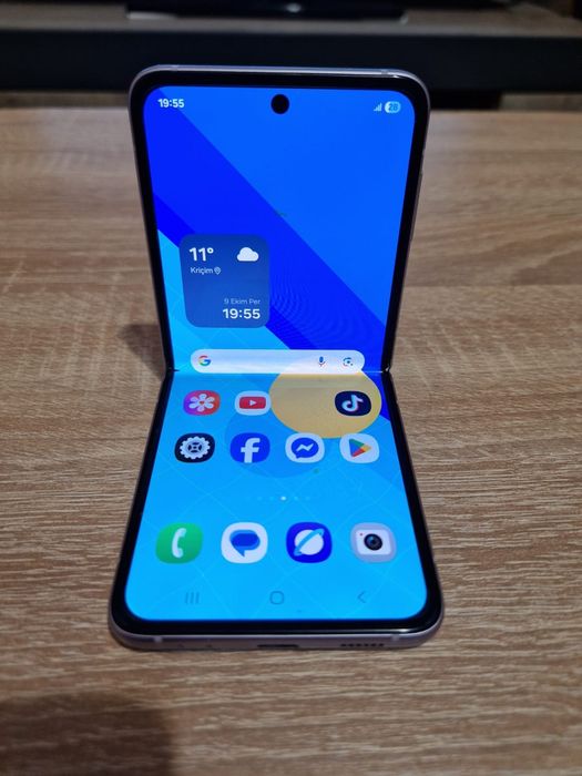 Продавам Samsung Z Flip 3
