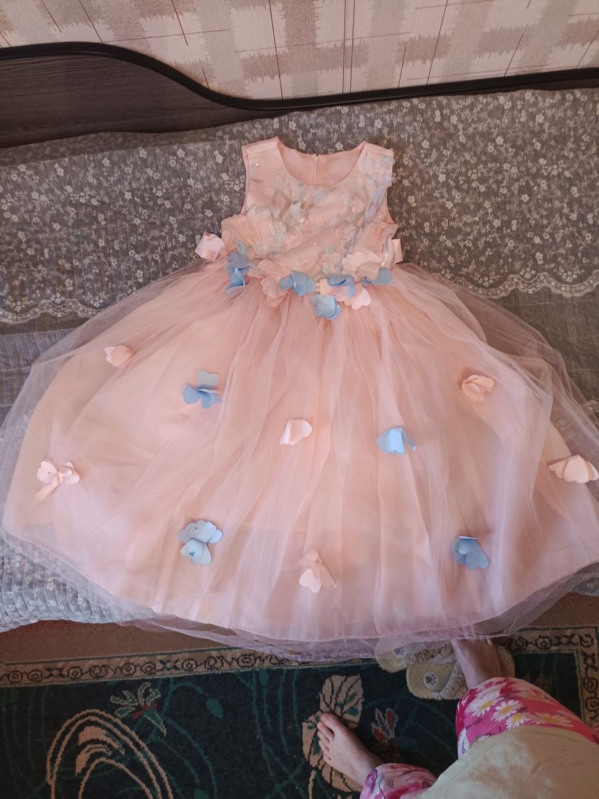 Продам красивое детское платье
