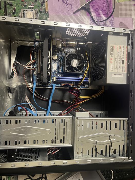 Vand 2 pc uri plus monitor