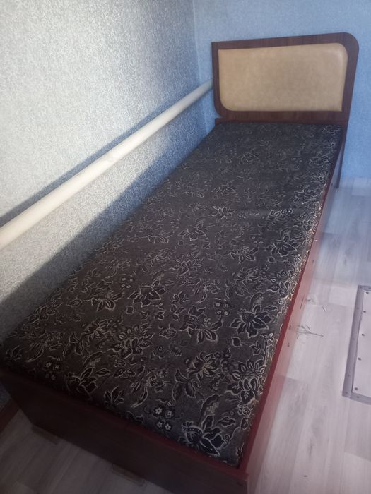 Кровать. В хорошем состоянии.