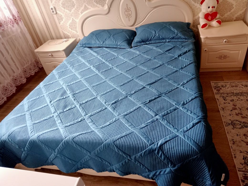 Продам спальный кровать с матрасам и двумя тумбами