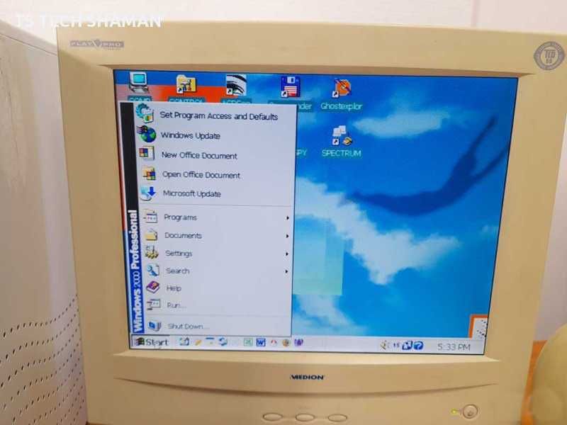 Продавам рядък ретро компютър Pentium MMX с WINDOWS 2000 Professional
