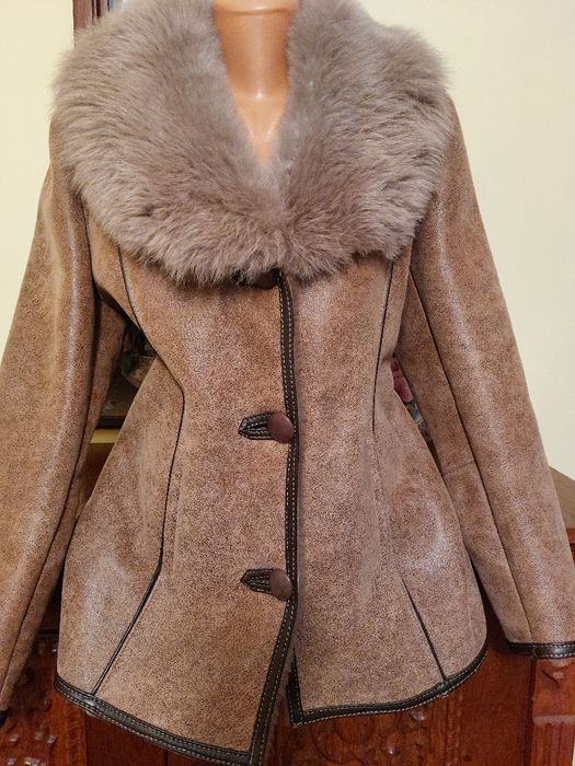 Cojoc nou cu eticheta,model  foarte frumos, usor si comod