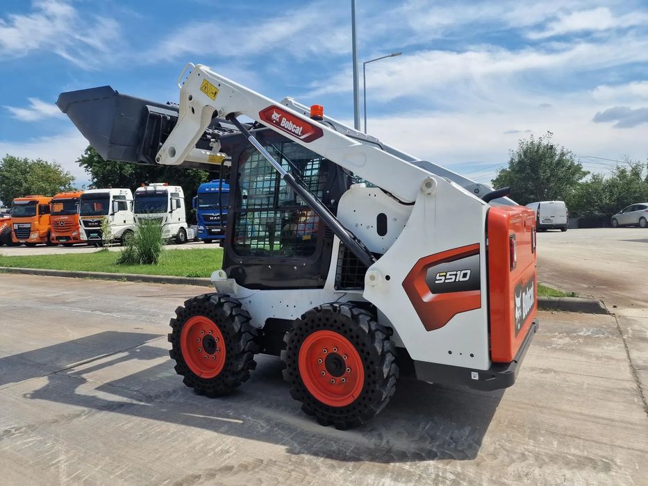 Bobcat S510, ANVELOPE PLINE, USA CABINA, AER CONDITIONAT, ridica 810kg, motor 55CP Kubota, Masa operatinalal 2,8t, L 3,4m x latime 1,75m x inaltime 1,95m, cupa 1mc, posibilitate leasing 41.900 EUR+Tva