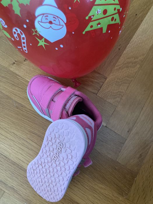 Маратонки adidas, малко носени без забележки , номер 24