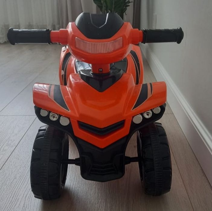 Машинка каталка детская