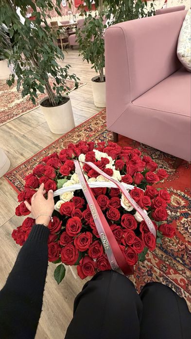 Большая корзина буква А 101 роза