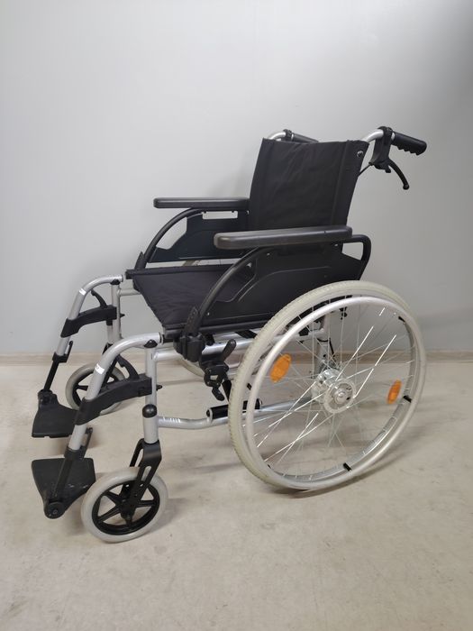 Carucior cu rotile/Fotoliu rulant  pentru persoane cu handicap.051