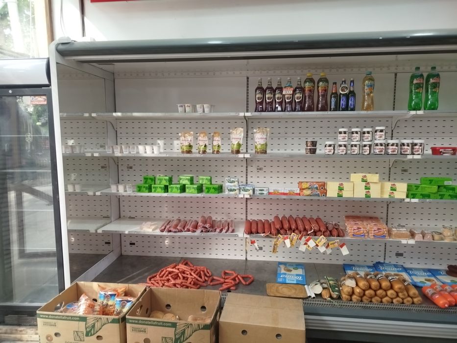 Vetrina xaladelnik sotiladi boyi 2 metr uzunligi 4 metr ishlab turibdi