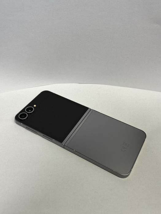 MDM vinde: Samsung Z Flip6, 256GB, Silver Shadow.