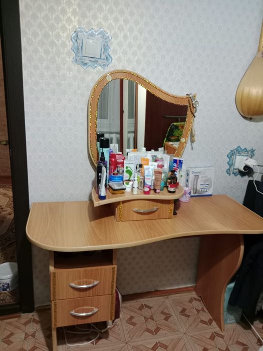 Срочно! Дамский столик продам