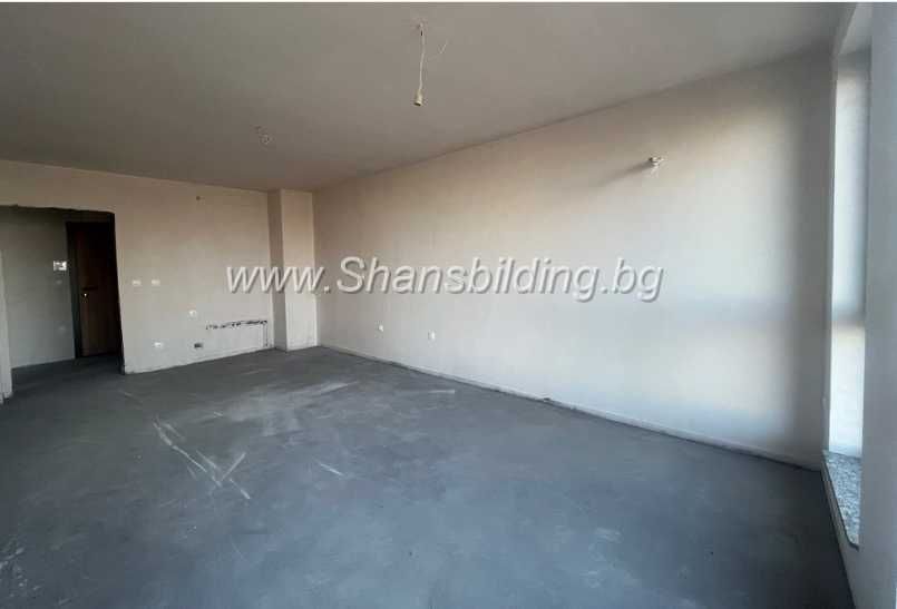 НОВ монолит, в малка семейна кооперация, с двор