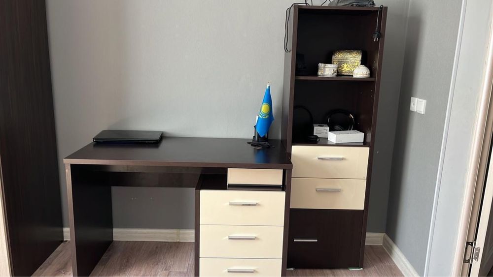 Продам стол писменный в хорошем состоянии