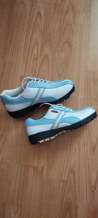 Pantofi sport aproape noi