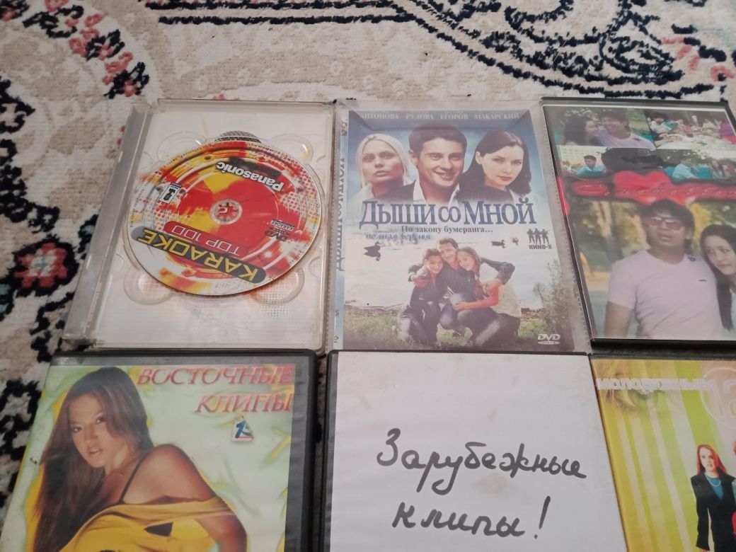 DVD и СД диски с клипами.