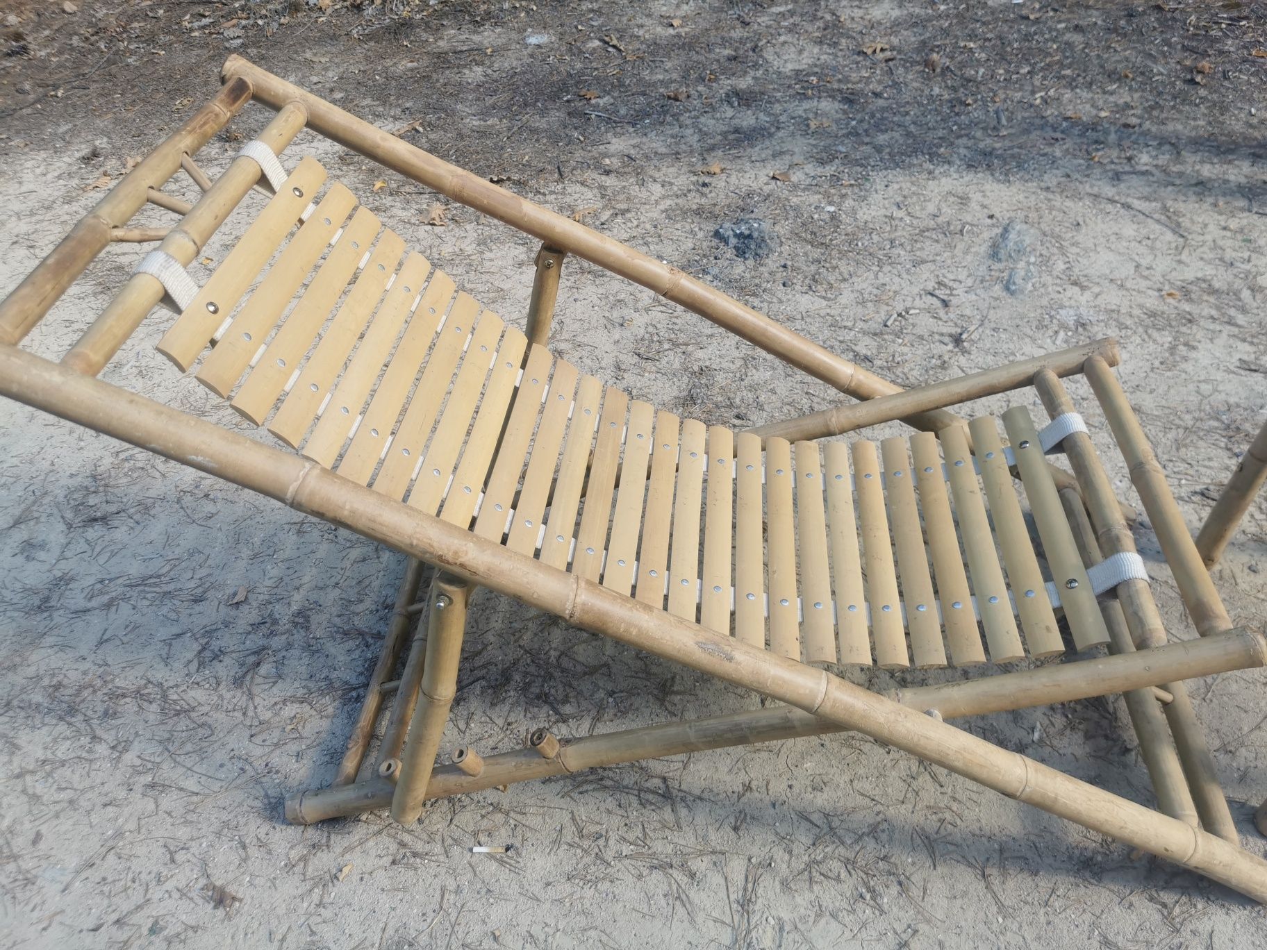 Бамбуков шезлонг със стол за крака
