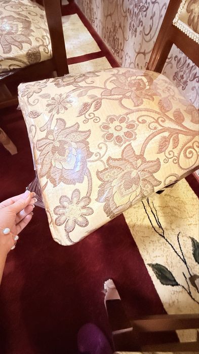 Ishlatilgan stol va 12stul, holati ideal.