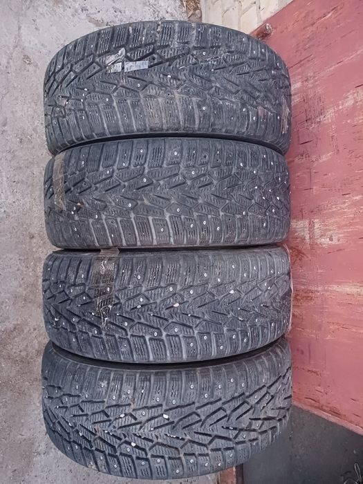 Продам комплект зимних шин 215 60 R-16