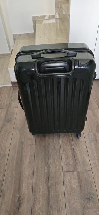 Черен пластмасов куфар