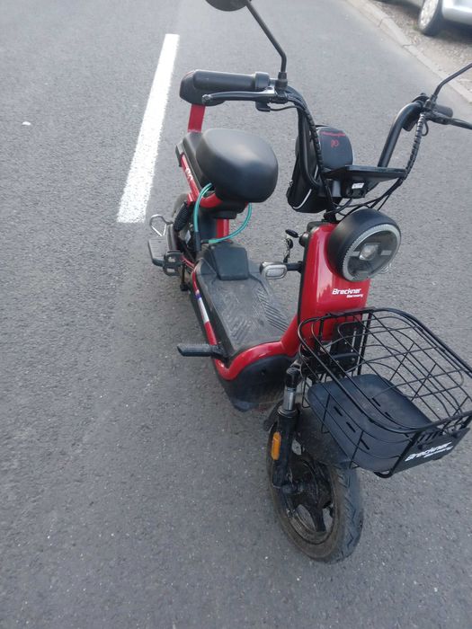 Moped electric rosu