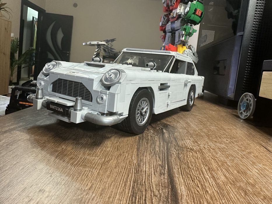 Продавам модел на Aston Martin James Bond 007