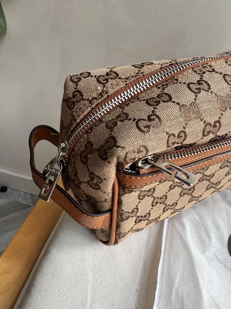 Чанти/несесери Louis Vuitton, Gucci