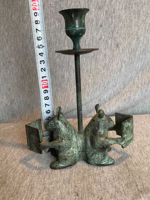 бронзов свещник, изобразяващ две мишки, които четат книги.