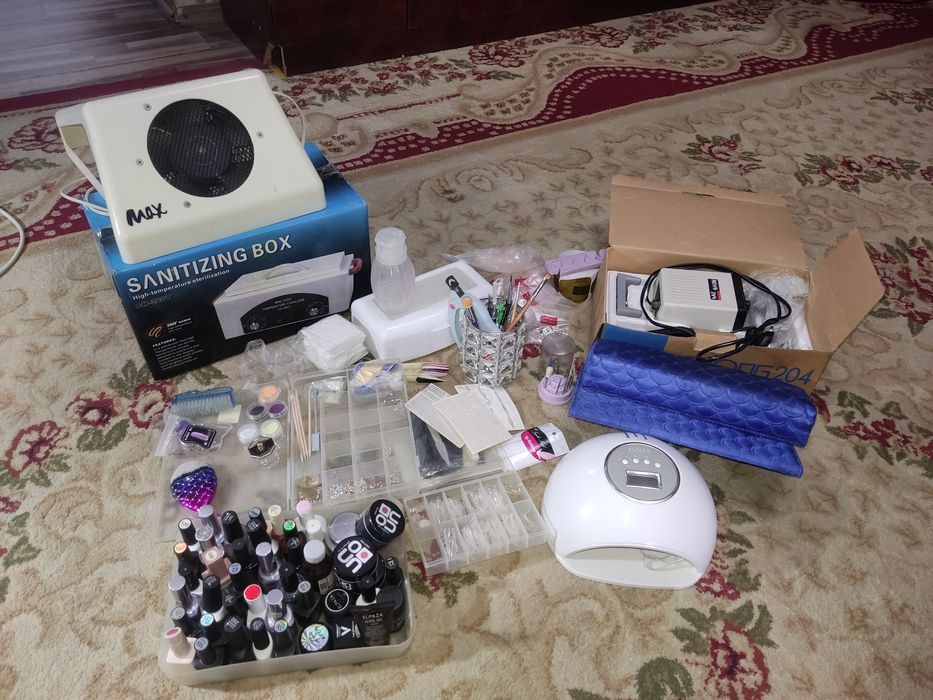 Продаётся набор для наращивания ногтей.