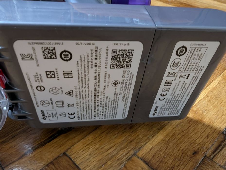 Продавам отлична прахосмукачка Dyson V8 с добра батерия и аксесоари