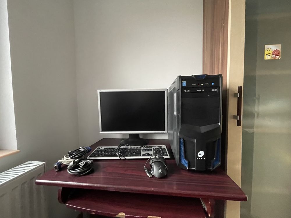 Vând masa calculator+Pc ul (intreg)