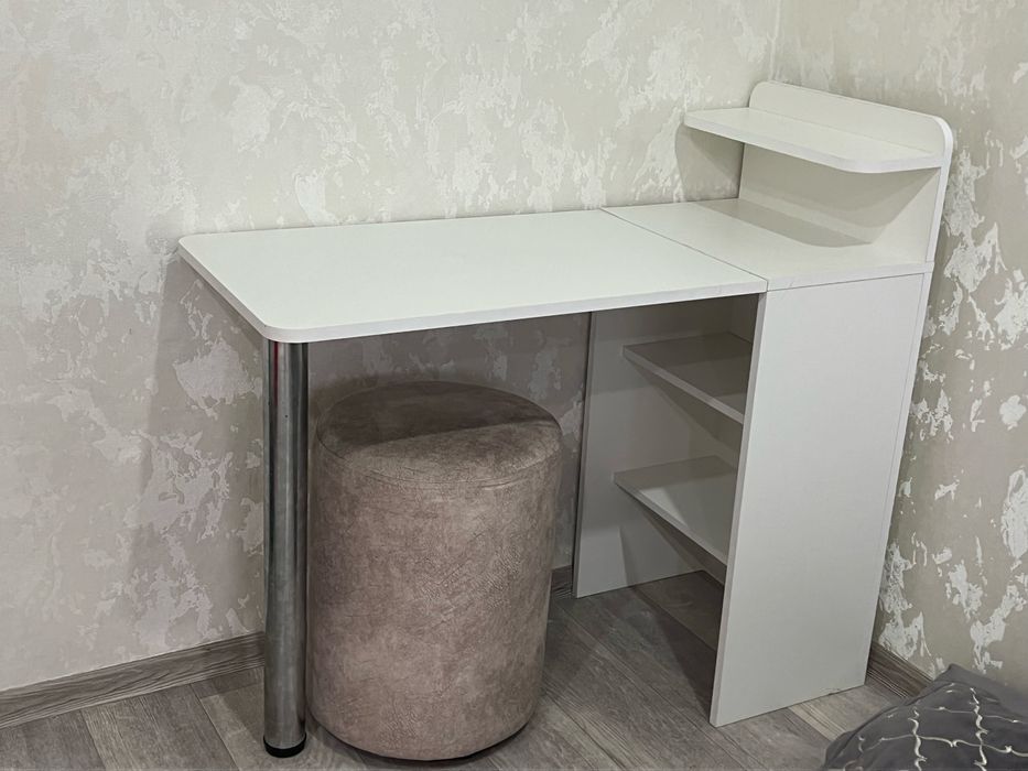 Продам маникюрный стол