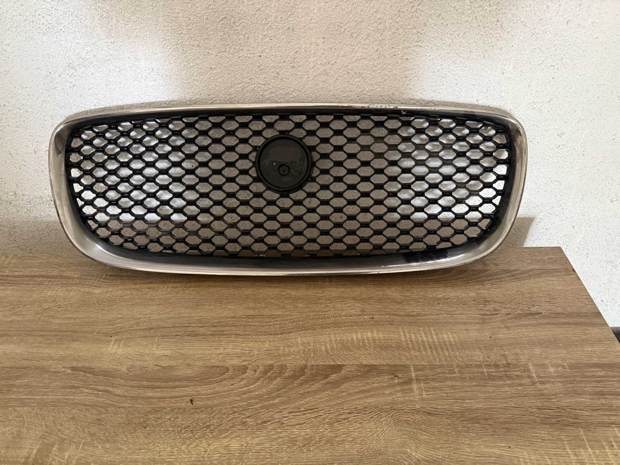 Jaguar XF предна решетка