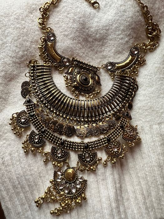 Колие с орнаменти,камъни