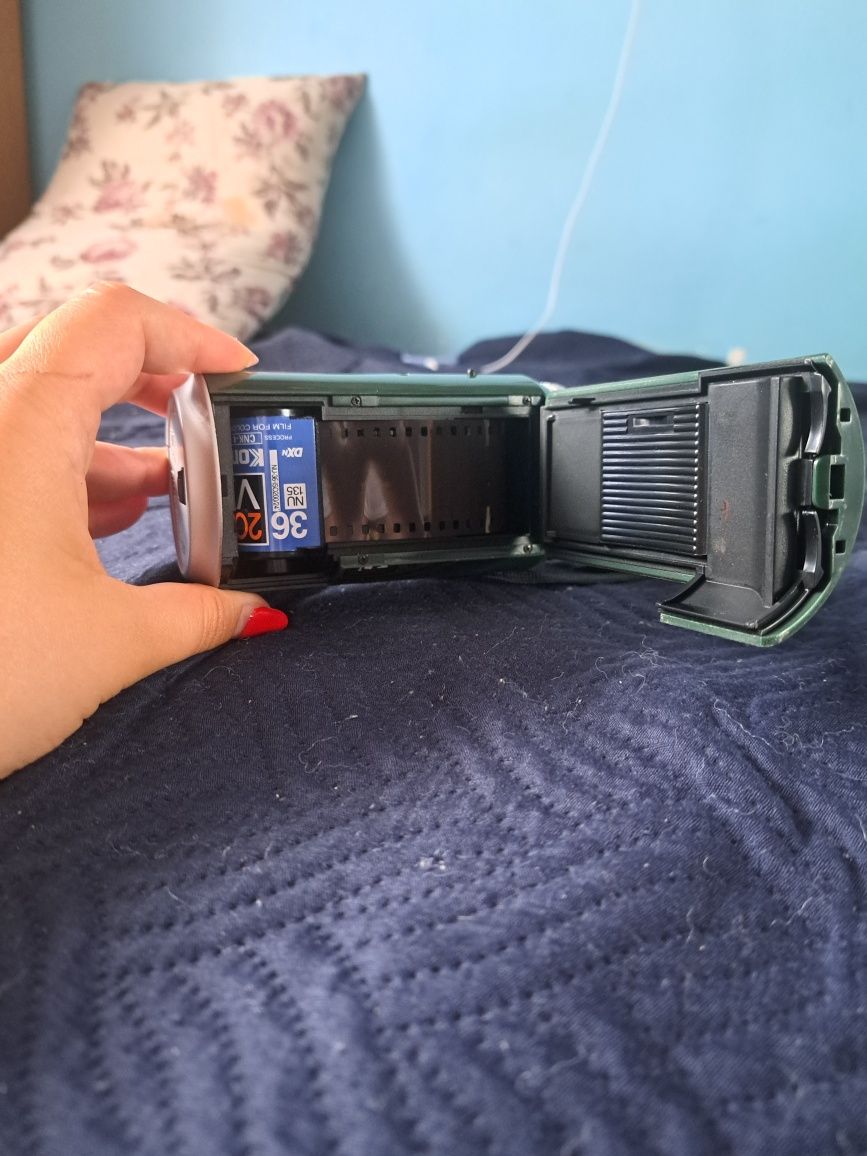Aparat foto vintage cu film si baterii in forma de doza de bere