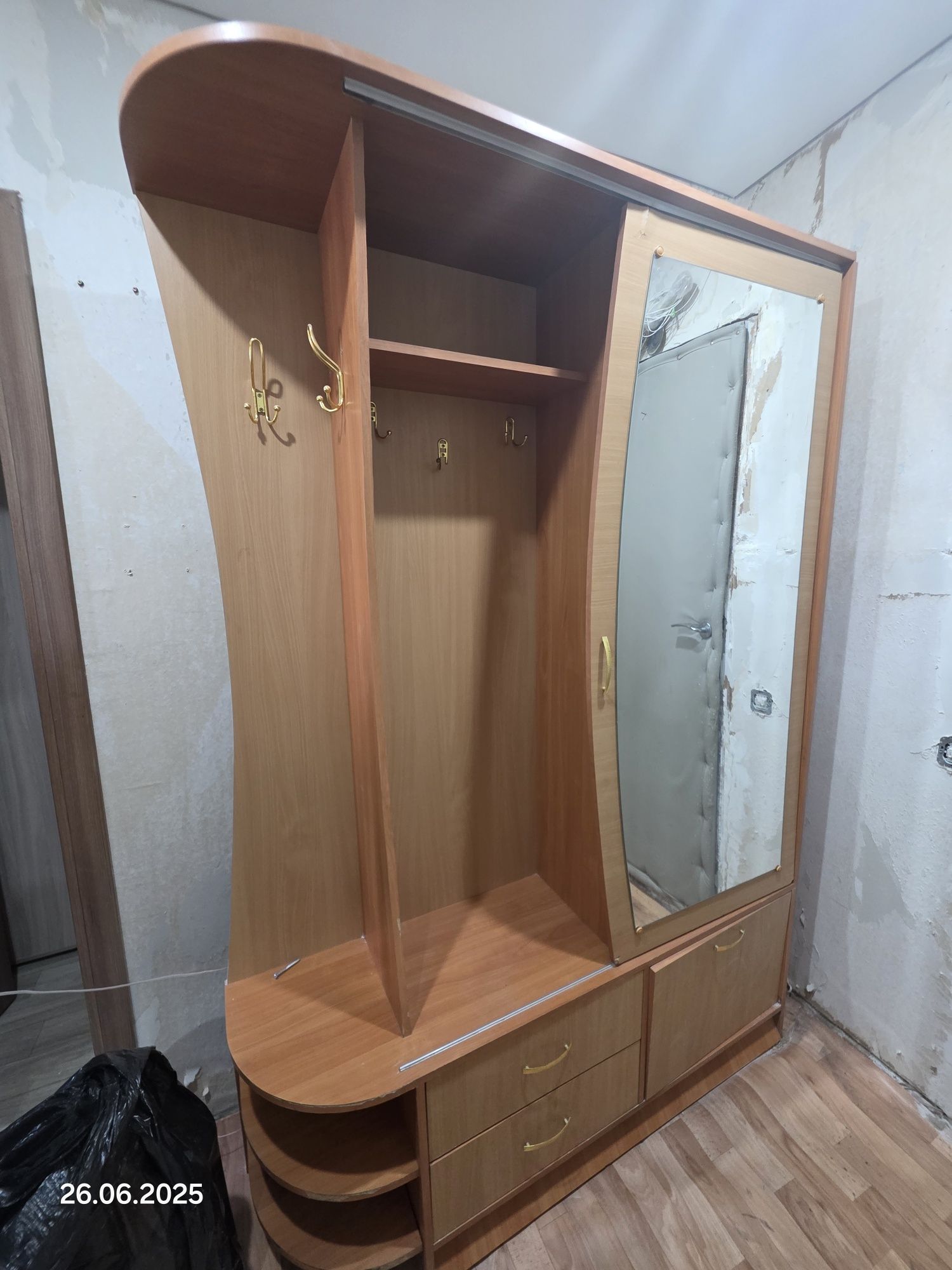 Прихожая,шкаф,мебель бесплатно