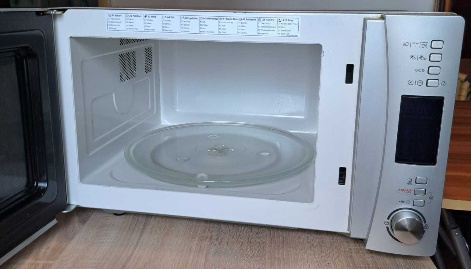 Cuptor cu microunde Candy, CMXG 25DCS
900 W