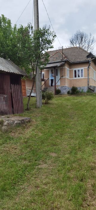 Casa de vanzare cu gradina si curte