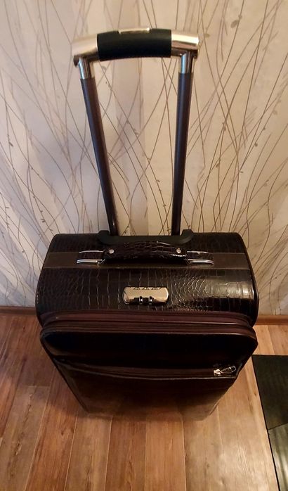 Чемодан 7000 тенге